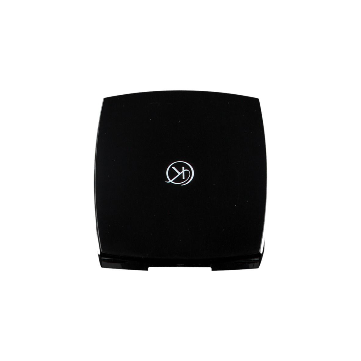 Confezione di cipria compatta nera, coperchio chiuso. Logo sul coperchio. Forma quadrata.