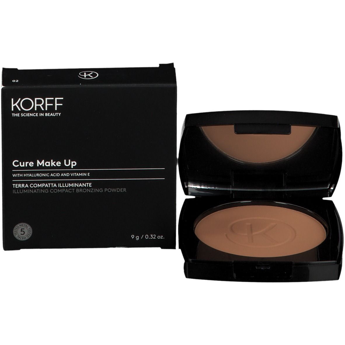 Cipria compatta e confezione. Confezione nera con nome del prodotto e logo. Cipria in confezione nera.