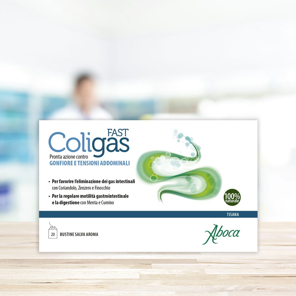 Confezione Aboca Coligas Fast Tisana su un tavolo. Nome del prodotto e illustrazioni verdi. 20 bustine. Ingredienti naturali al 100%.