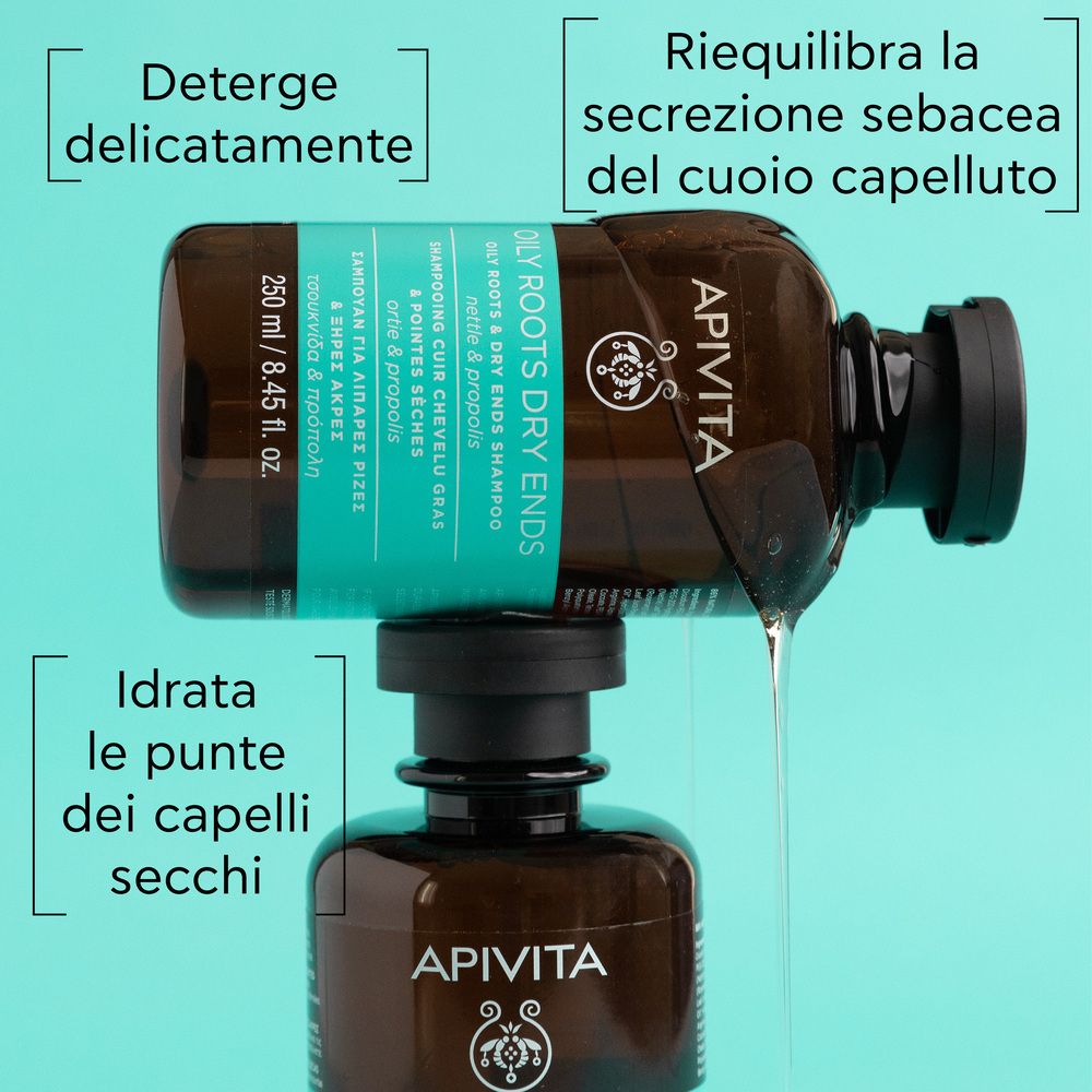 Flacone di shampoo, liquido che cola. Testo: Deterge delicatamente, riequilibra la secrezione sebacea, idrata.