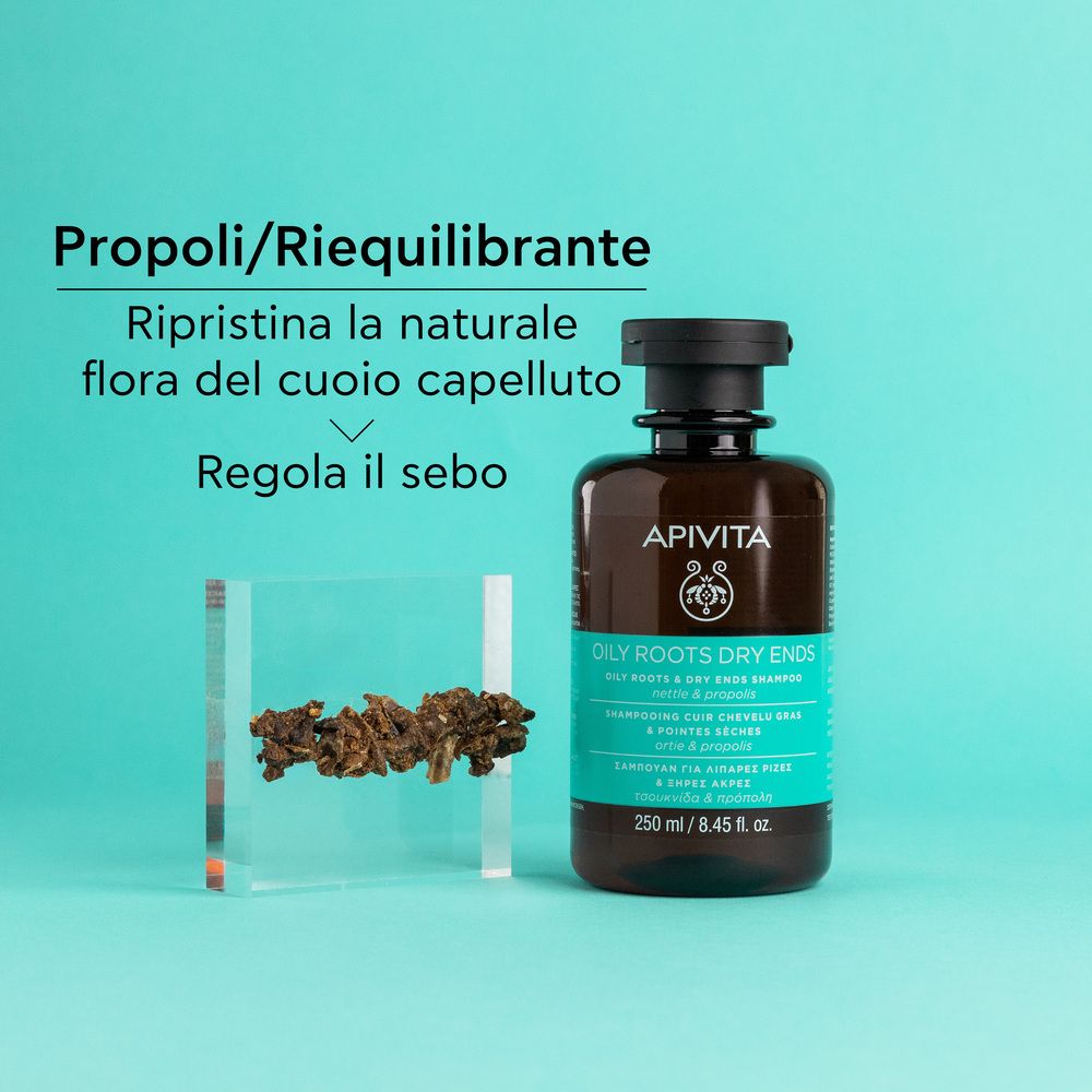 Flacone di shampoo accanto a erbe. Testo: Propoli/Riequilibrante, ripristina la flora naturale, regola il sebo.