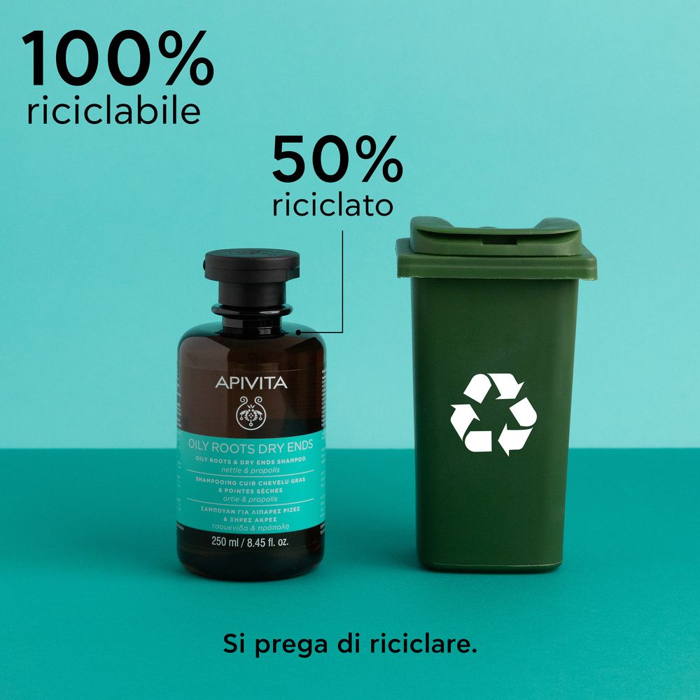 Flacone di shampoo accanto a un bidone. Testo: 100% riciclabile, 50% riciclato. Si prega di riciclare.