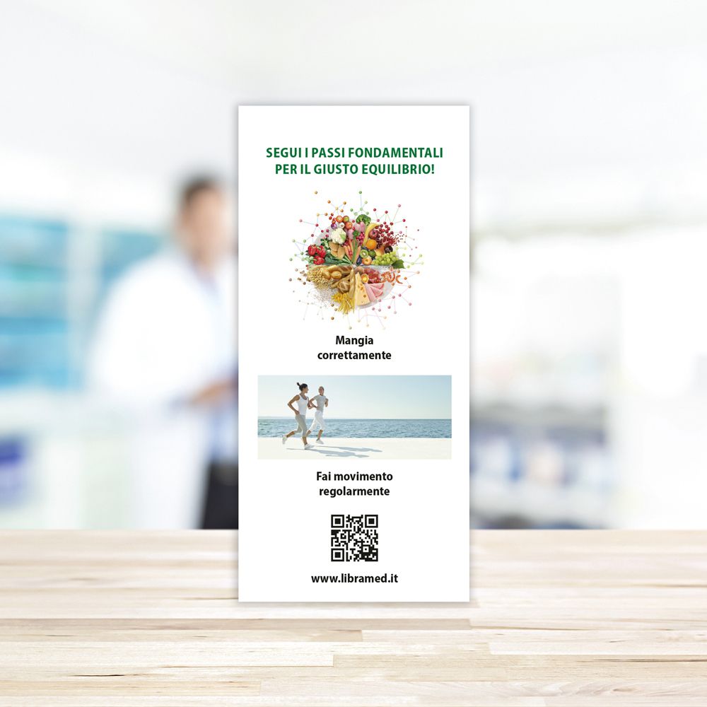 Cartello pubblicitario con consigli per uno stile di vita sano. Testo: Mangia correttamente, fai movimento regolarmente. QR code.
