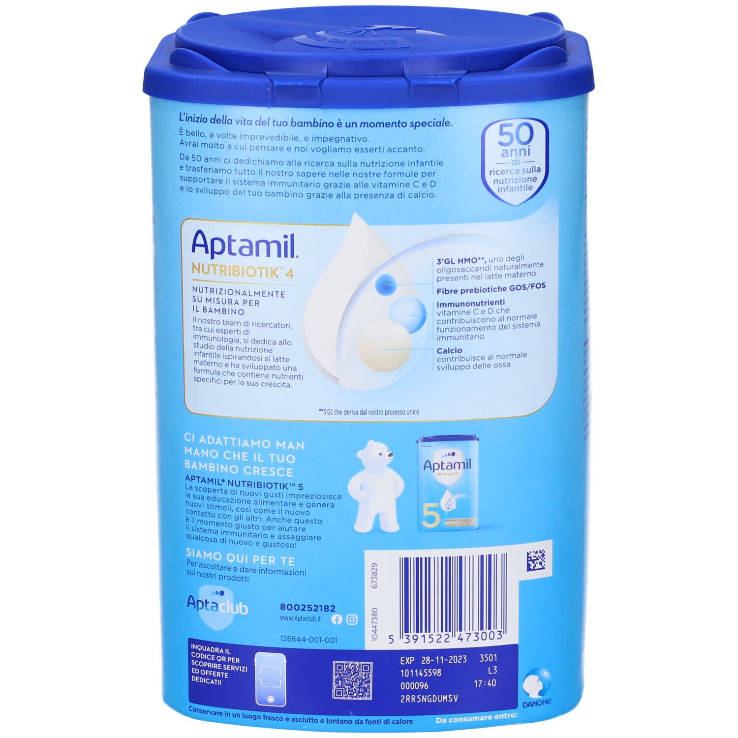 Retro della lattina Aptamil 4. Contiene informazioni sul prodotto. Lattina blu con coperchio. Testo in italiano.