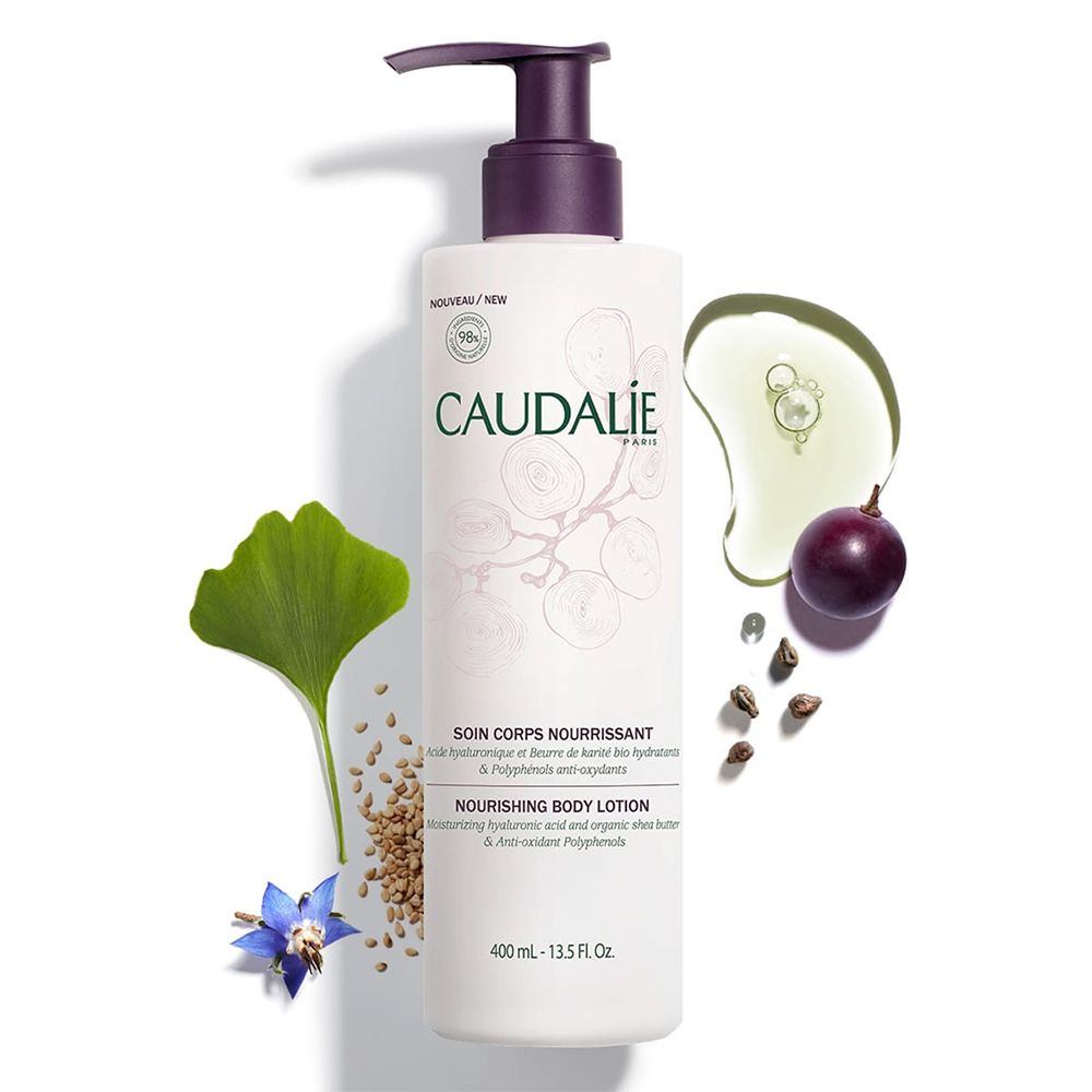 Flacone bianco con dosatore, CAUDALÍE. Elementi aggiuntivi: uva, foglie, semi, liquido. Testo: NOURISHING BODY LOTION.