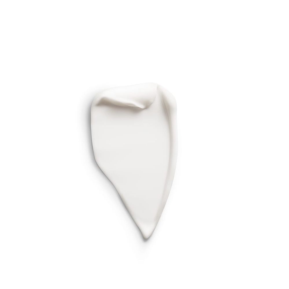 Macchia di crema bianca. Forma: goccia. Su sfondo bianco.