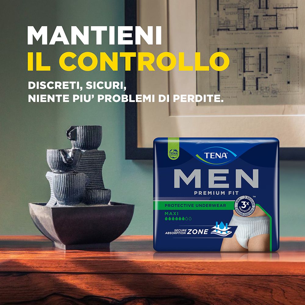 Confezione del prodotto su un tavolo. Scritta: TENA MEN, PREMIUM FIT, PROTECTIVE UNDERWEAR. Fontana sullo sfondo.