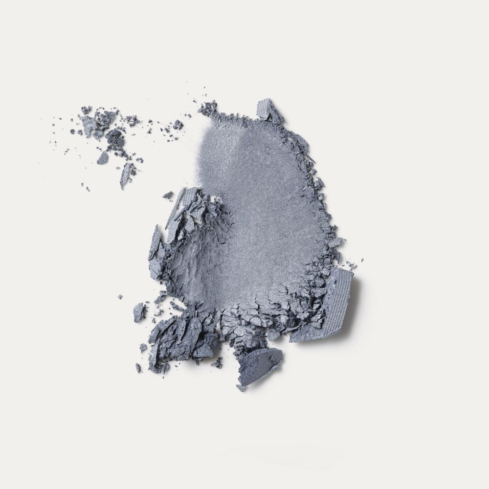 Campione di ombretto blu. Frammentato, su sfondo bianco.