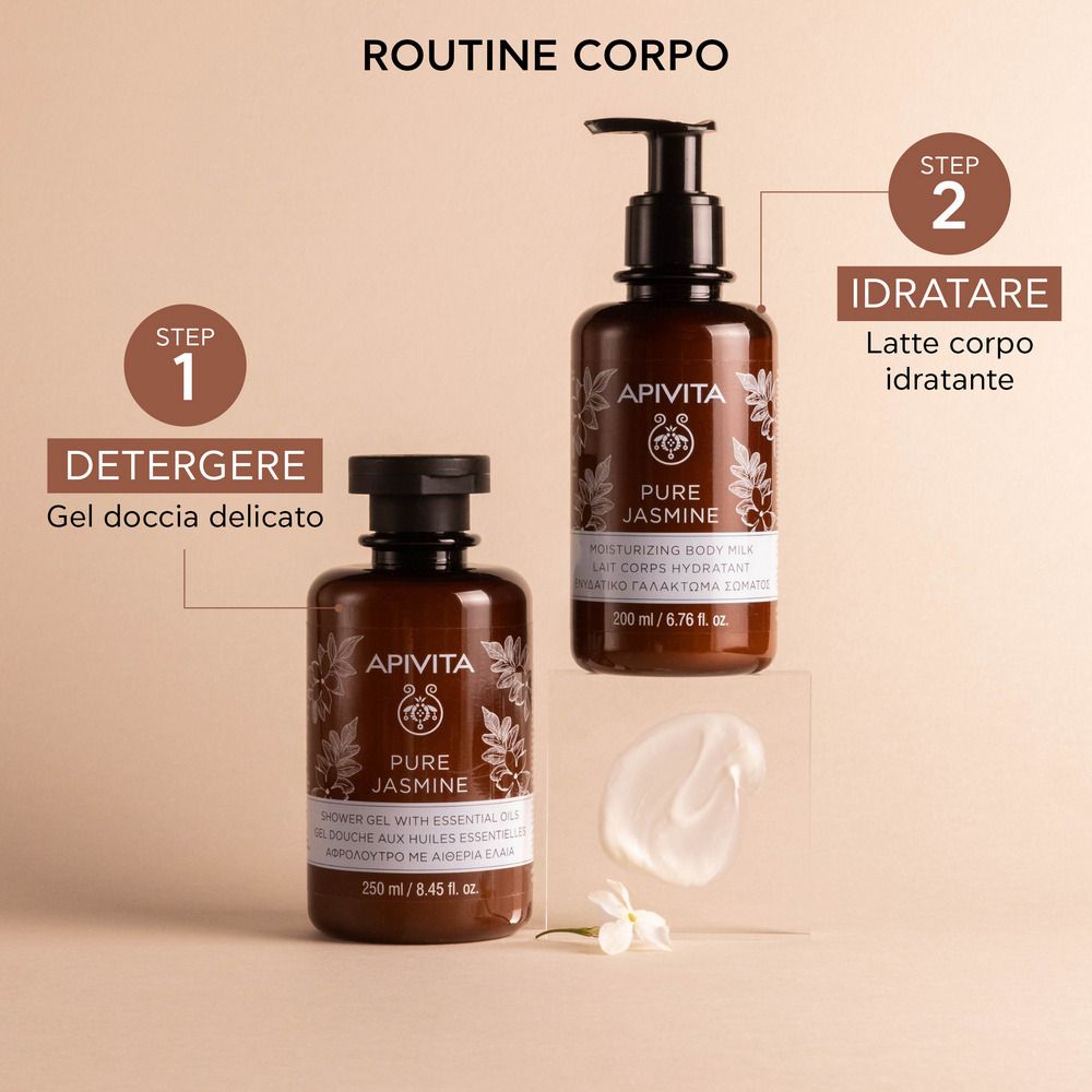 Due flaconi marroni con tappo nero. Scritta: APIVITA Pure Jasmine. Gel e lozione corpo. Crema bianca.