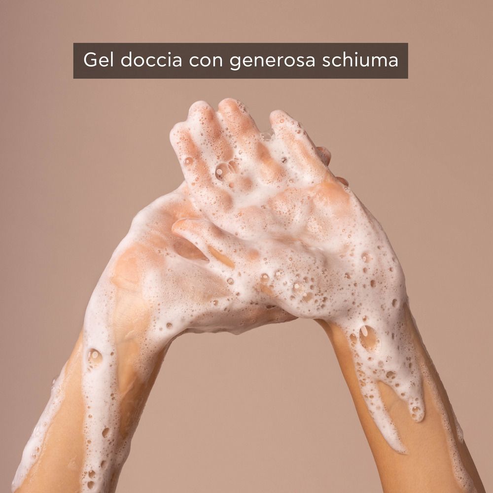 Mani coperte di schiuma. Scritta: Gel doccia con generosa schiuma.