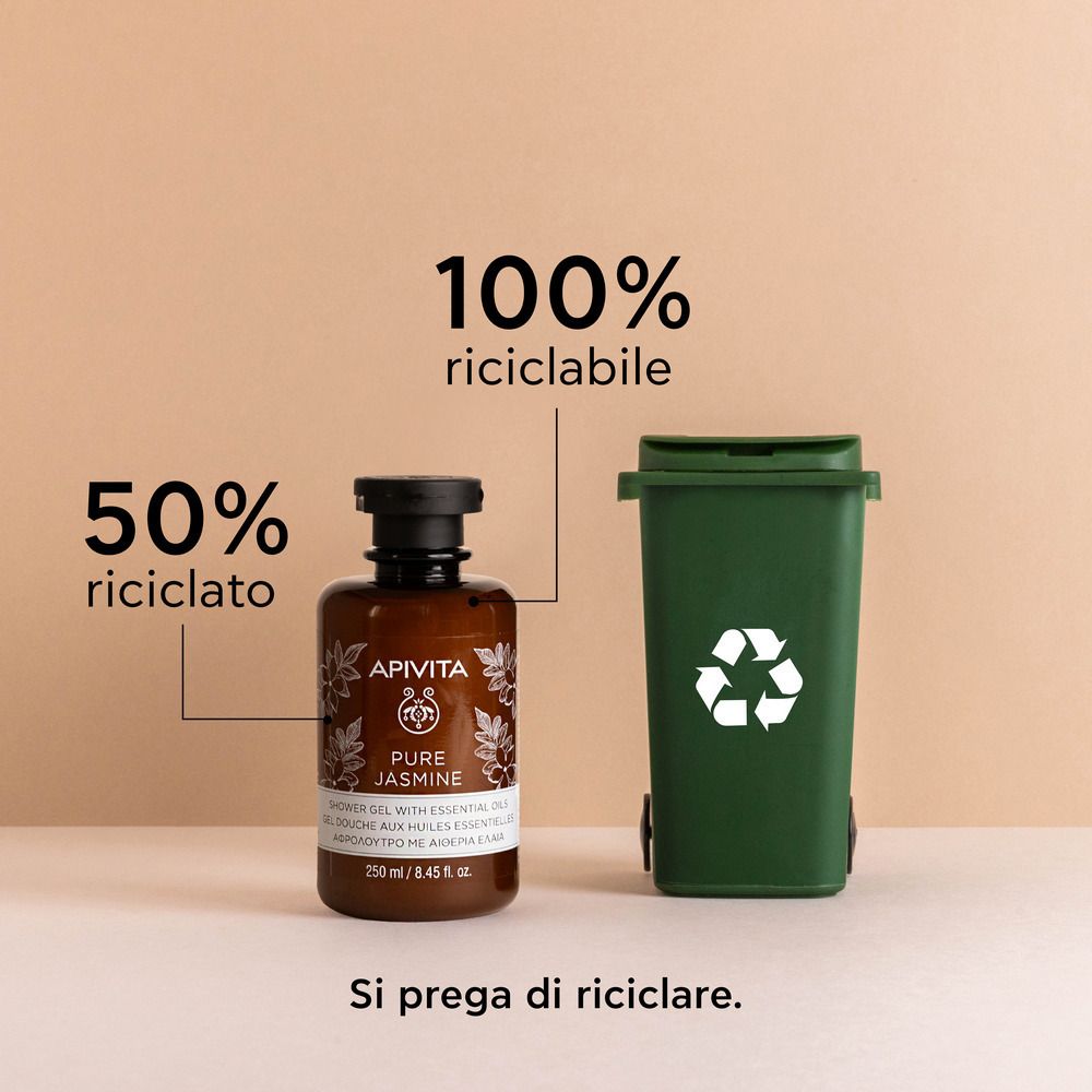 Flacone marrone con tappo nero. Scritta: APIVITA Pure Jasmine Gel doccia. 50% riciclato. Cestino verde.