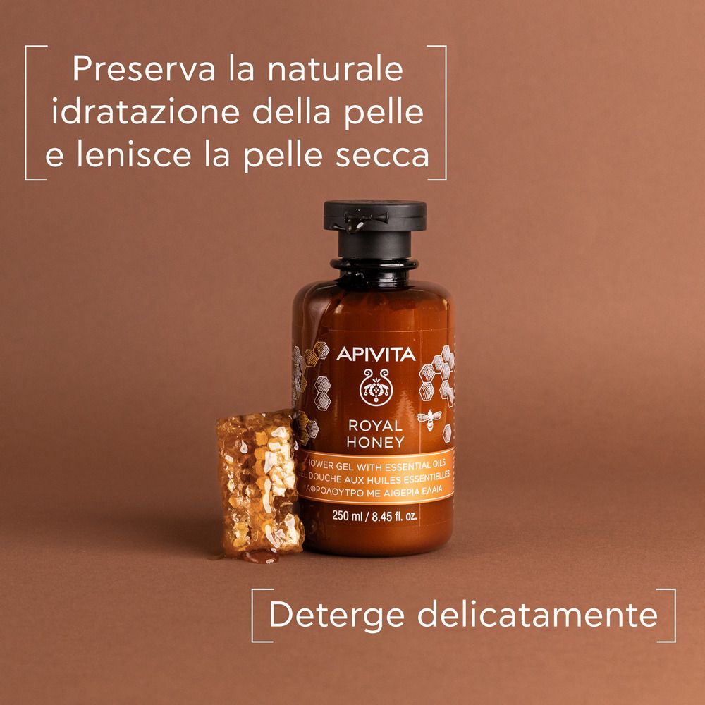 Flacone marrone con tappo nero. Testo: APIVITA ROYAL HONEY. Favo accanto. Casella di testo: Deterge delicatamente.