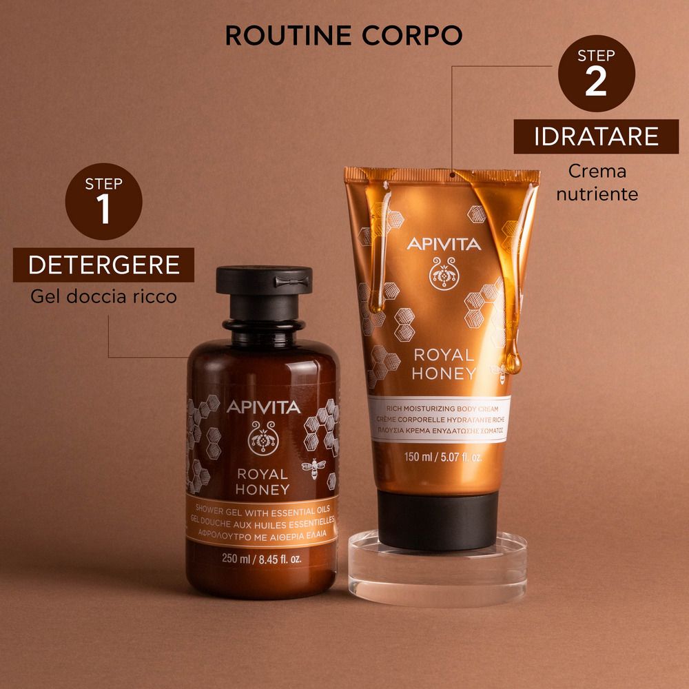 Due prodotti: Gel doccia e crema APIVITA ROYAL HONEY. Testo: ROUTINE CORPO. Fase 1: DETERGERE. Fase 2: IDRATARE.