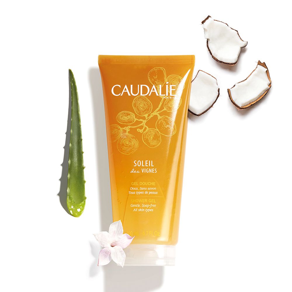 Gel doccia con aloe vera, cocco e fiore. Scritta CAUDALÍE, SOLEIL des VIGNES.