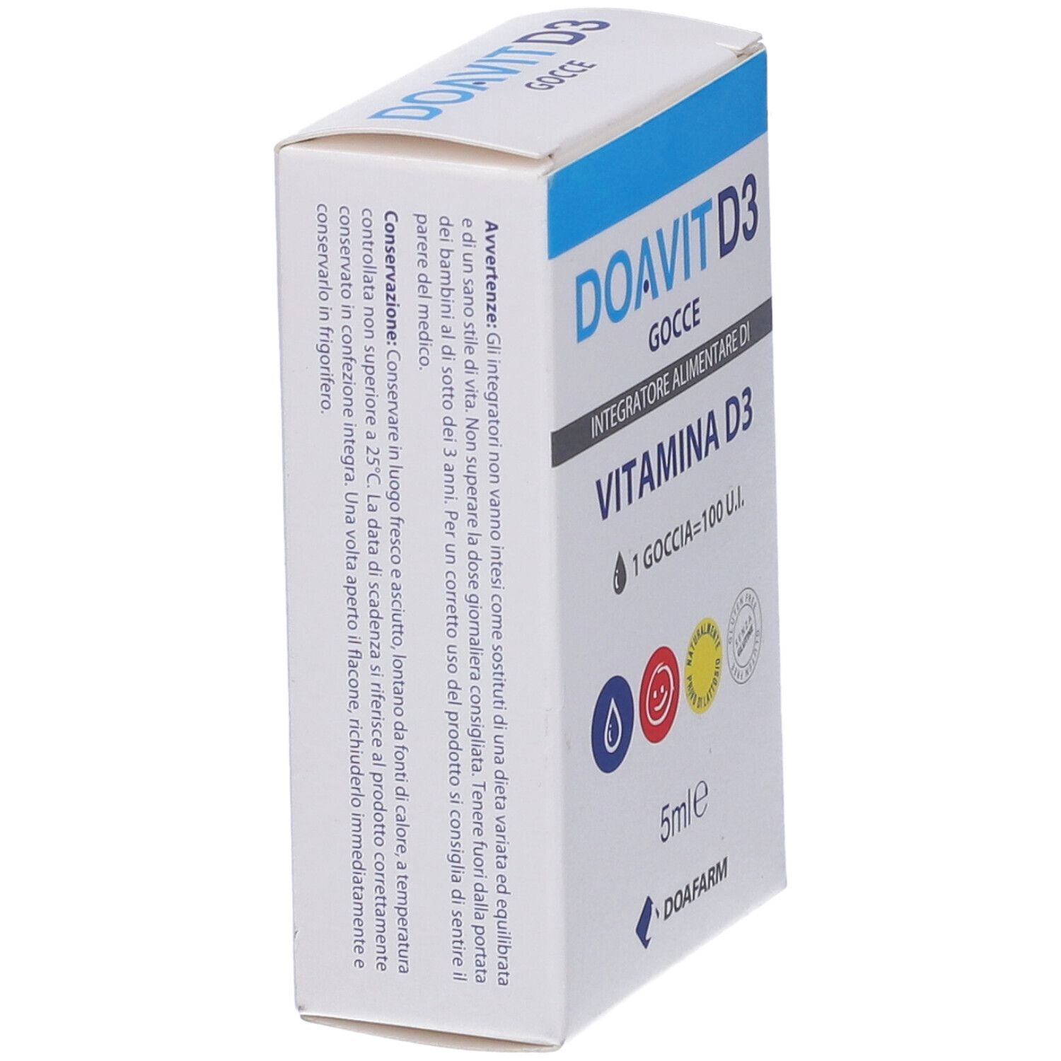 Vista angolata della confezione DOAVIT D3 Gocce. Contiene vitamina D3. 5 ml. Testo in italiano. Confezione blu e bianca.