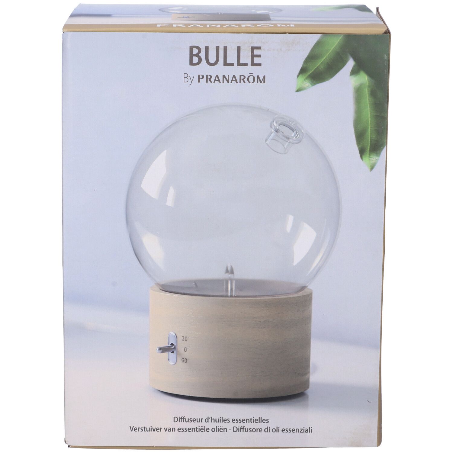 Confezione del prodotto. Scritta 'BULLE by PRANAROM'. Diffusore con cupola in vetro e base in legno illustrato. Testo multilingue.