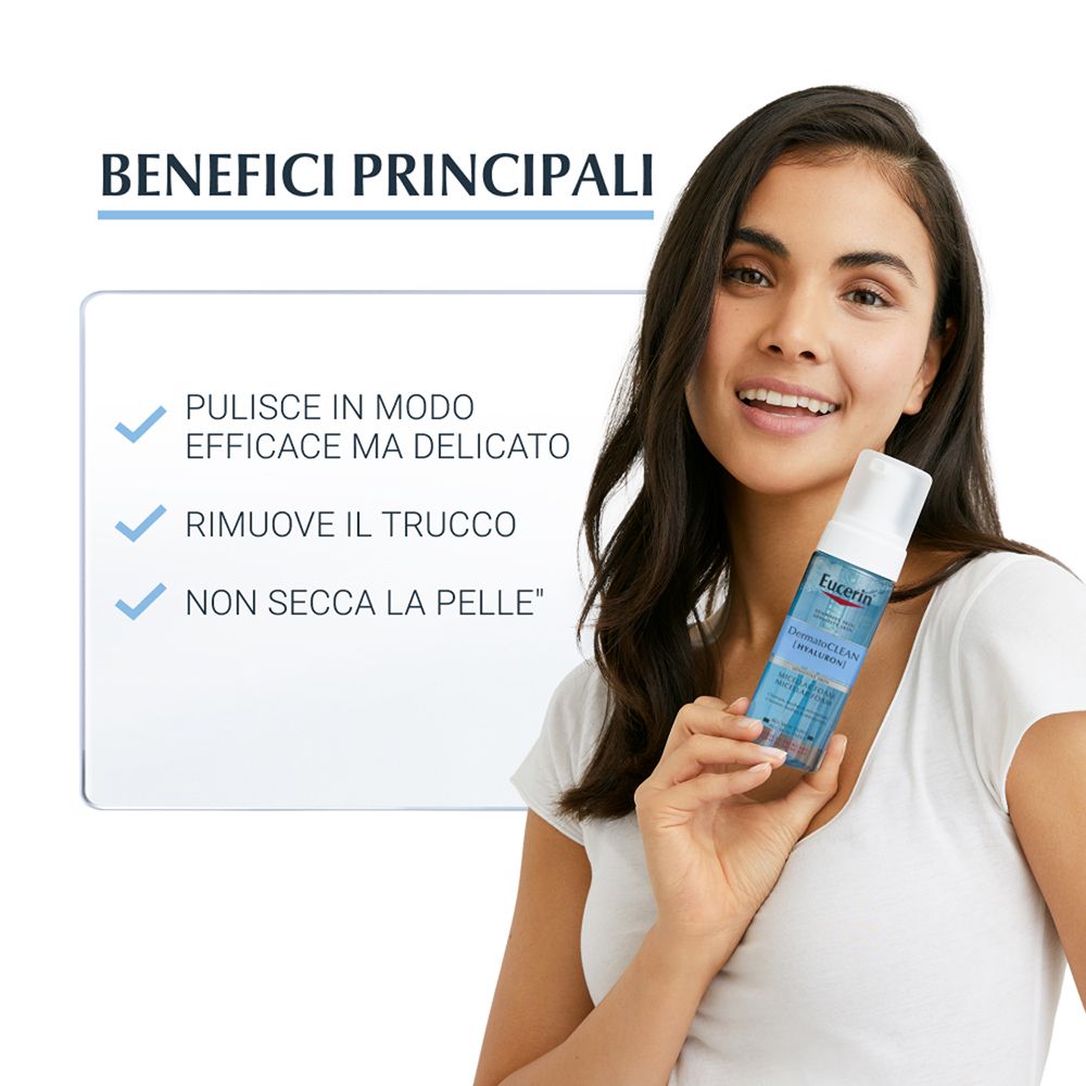 Donna tiene Eucerin DermatoClean Hyaluron Mousse Micellare. Testo: Pulisce delicatamente, rimuove trucco.
