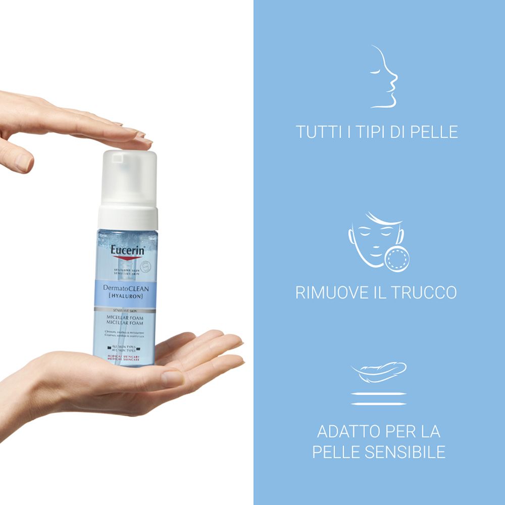 Mano tiene Eucerin DermatoClean Hyaluron Mousse Micellare. Icone: Tutti i tipi di pelle, rimuove trucco, pelle sensibile.