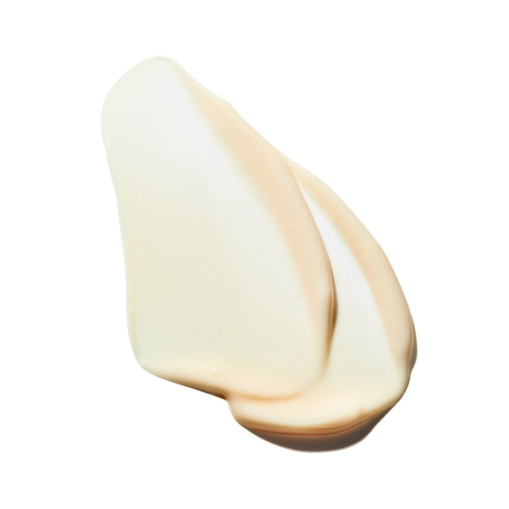 Macchia di siero chiaro, color crema. La consistenza è liscia e leggermente lucida.