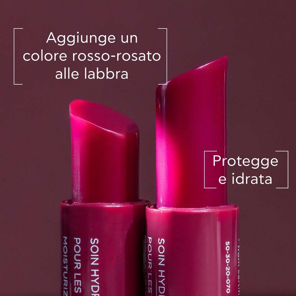 Primo piano di due stick per labbra. Testo: Aggiunge un colore rosso-rosato alle labbra. Protegge e idrata.