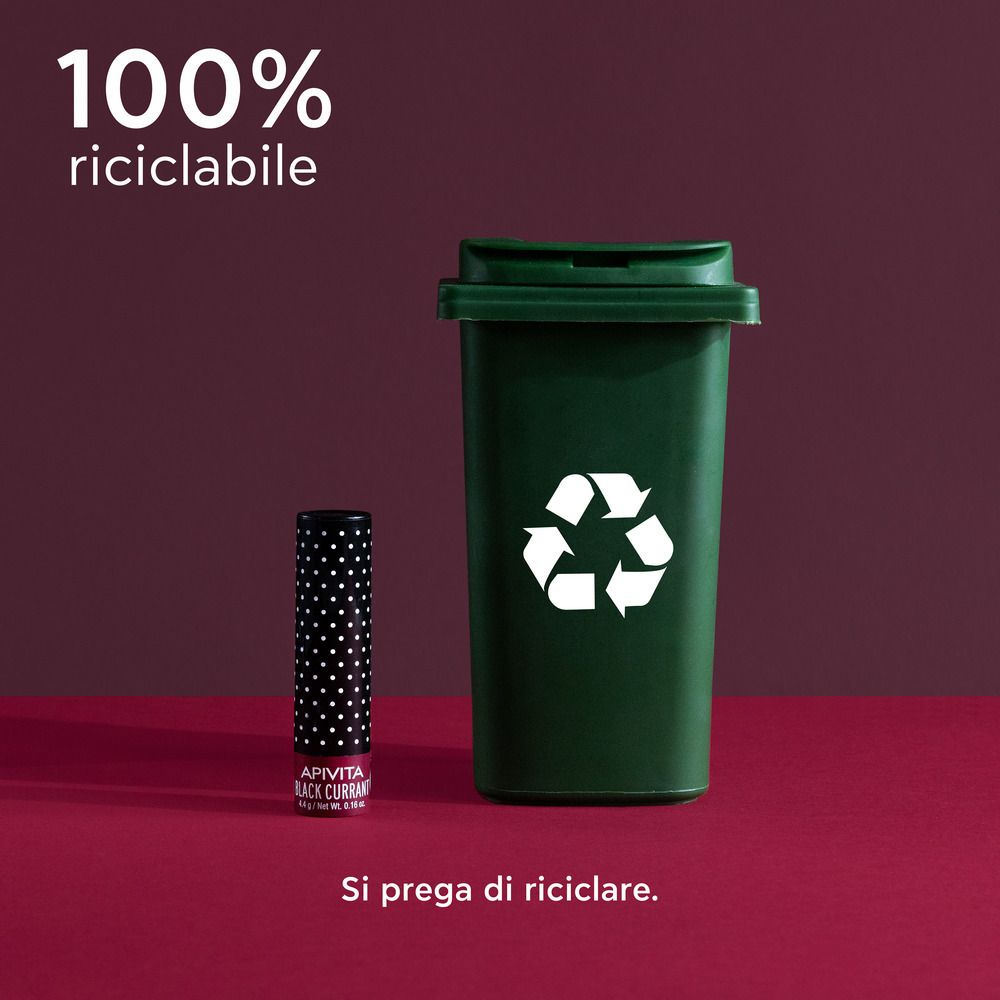 Stick per labbra accanto a un bidone verde con simbolo di riciclo. Testo: 100% riciclabile. Si prega di riciclare.
