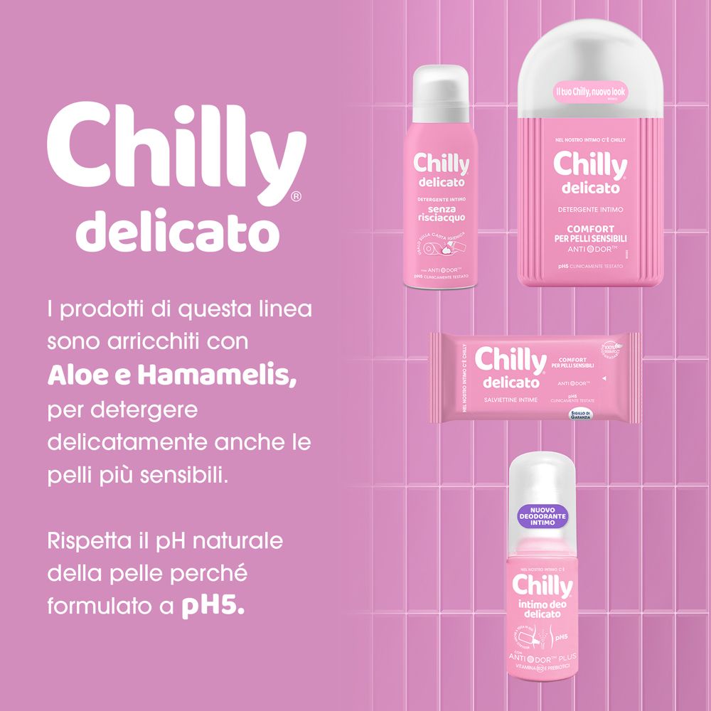 Vari prodotti "Chilly" su sfondo rosa. Prodotti: salviettine, spray. Con "Chilly delicato" e "Aloe e Hamamelis".