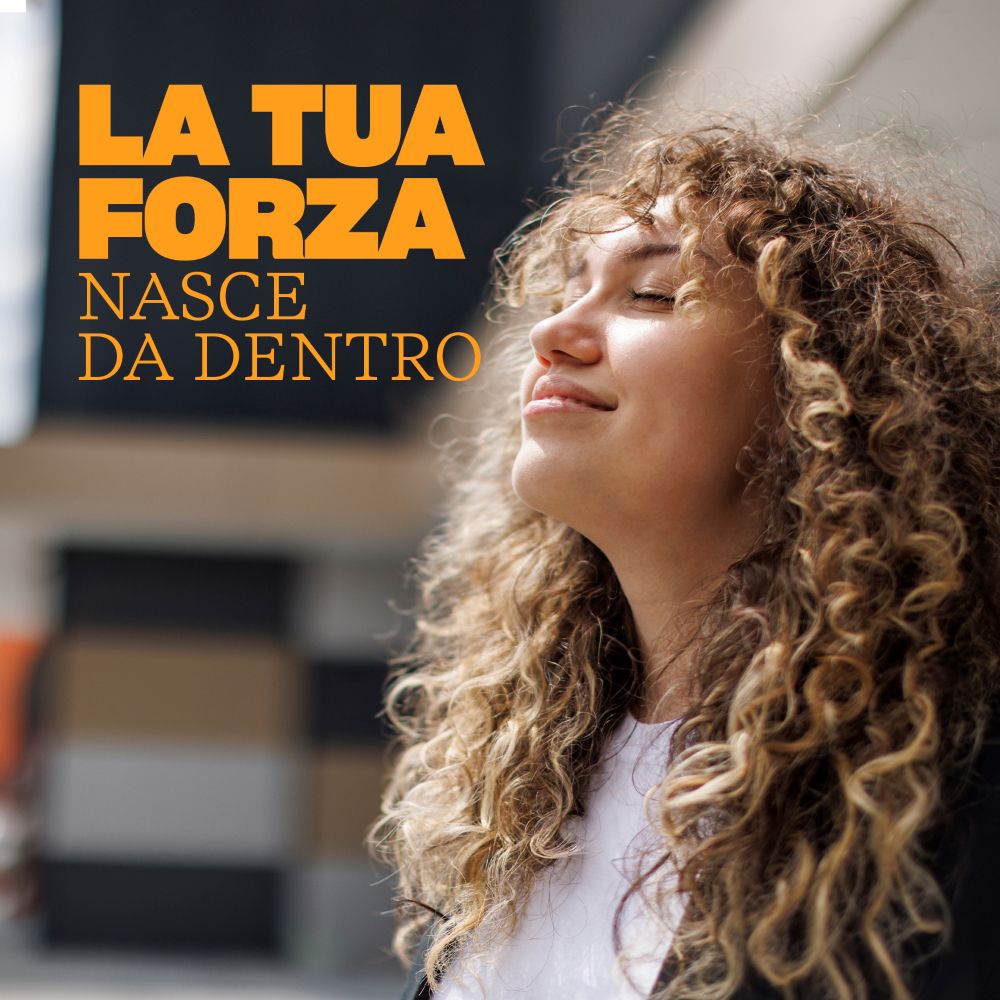 Donna con capelli ricci e occhi chiusi, testo "LA TUA FORZA NASCE DA DENTRO".