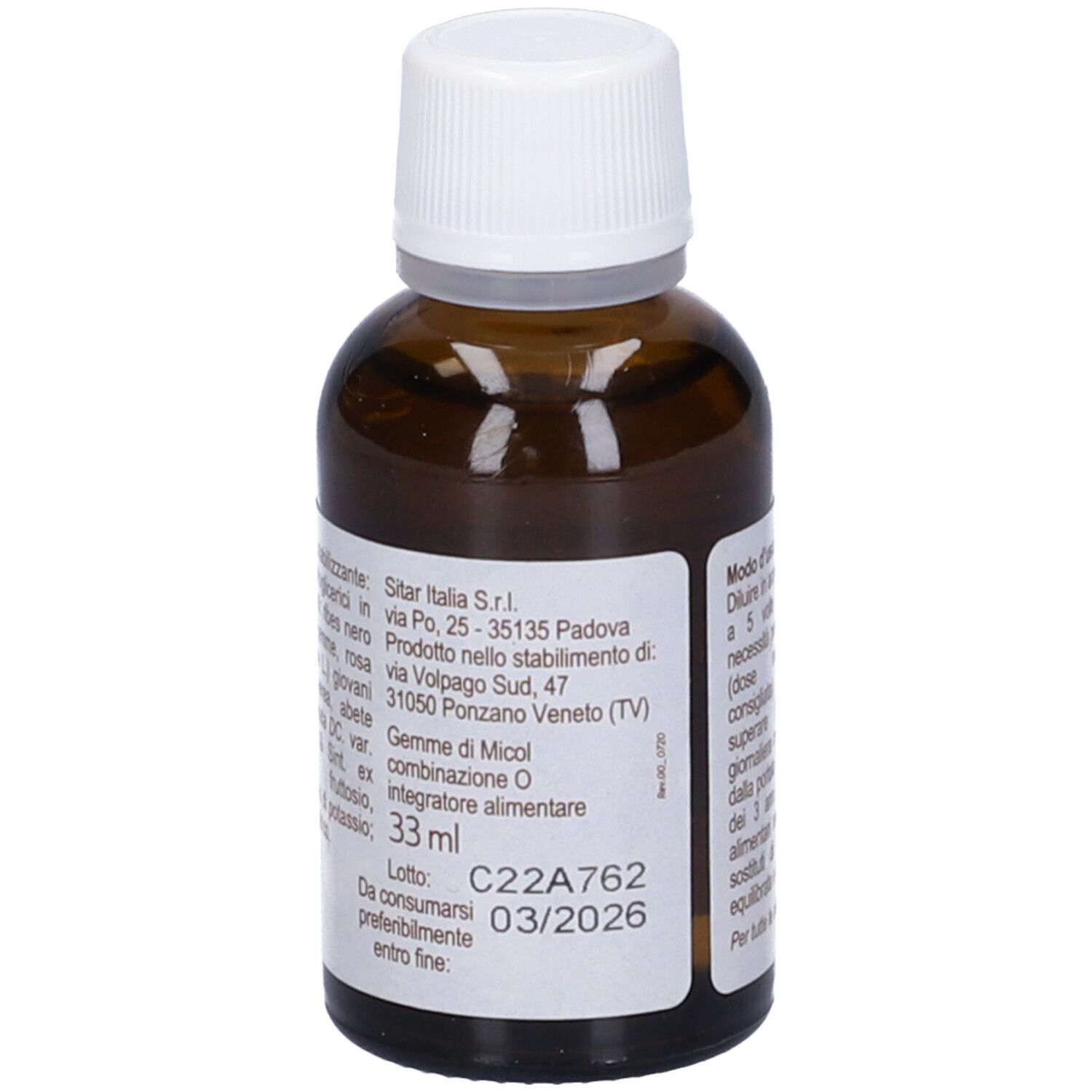 Flacone di vetro marrone con tappo bianco. Scritta: Gemme di Micol, combinazione O. Contiene 33 ml. Da consumarsi preferibilmente entro 03/2026.