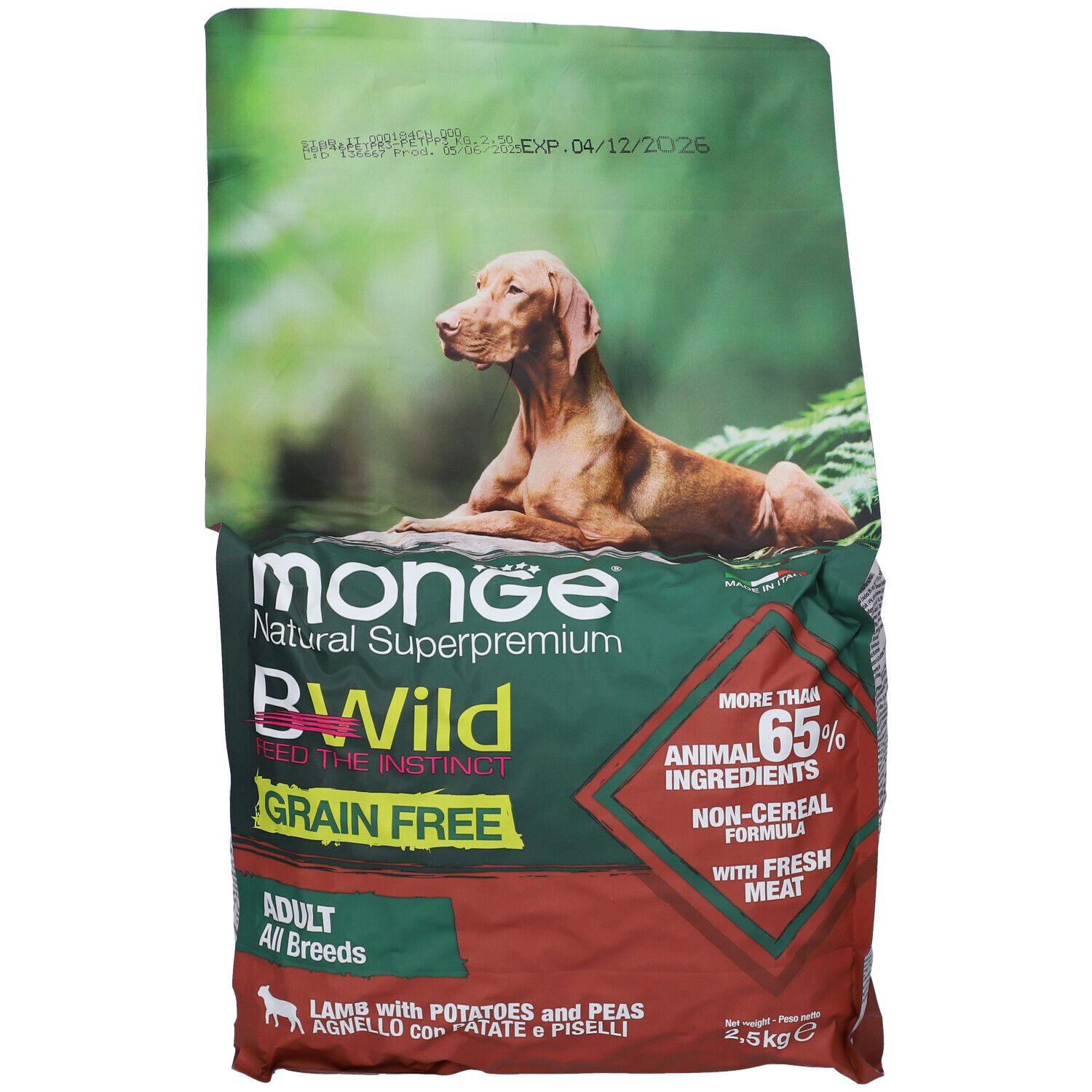 Sacchetto di cibo per cani con stampa. Scritta: Monge Bwild, Adult, senza cereali. Contiene il 65% di ingredienti animali. 2,5 kg.