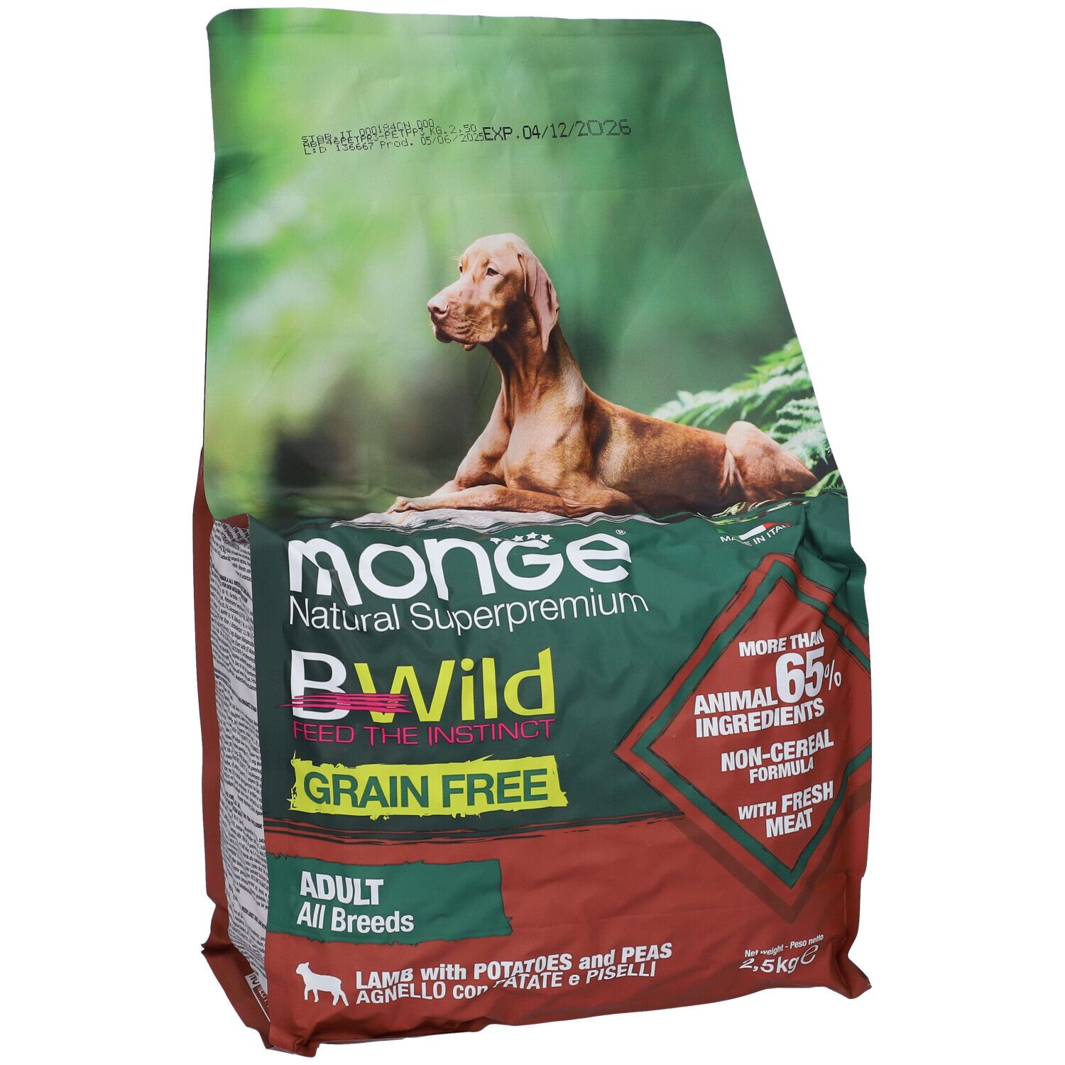 Sacchetto di cibo per cani con stampa. Scritta: Monge Bwild, Adult, senza cereali. Contiene il 65% di ingredienti animali. 2,5 kg.