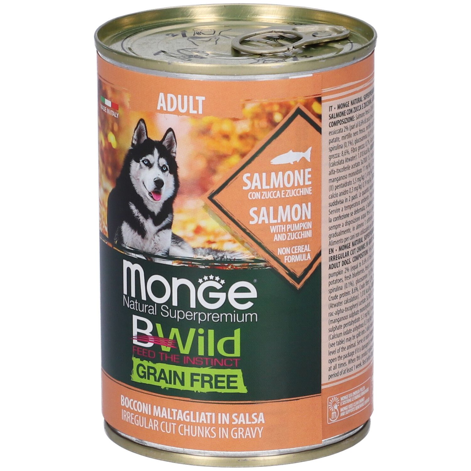 Lattina di cibo per cani. Scritta: Monge BWild Grain Free, Adult, salmone con zucca e zucchine. Foto di cane.