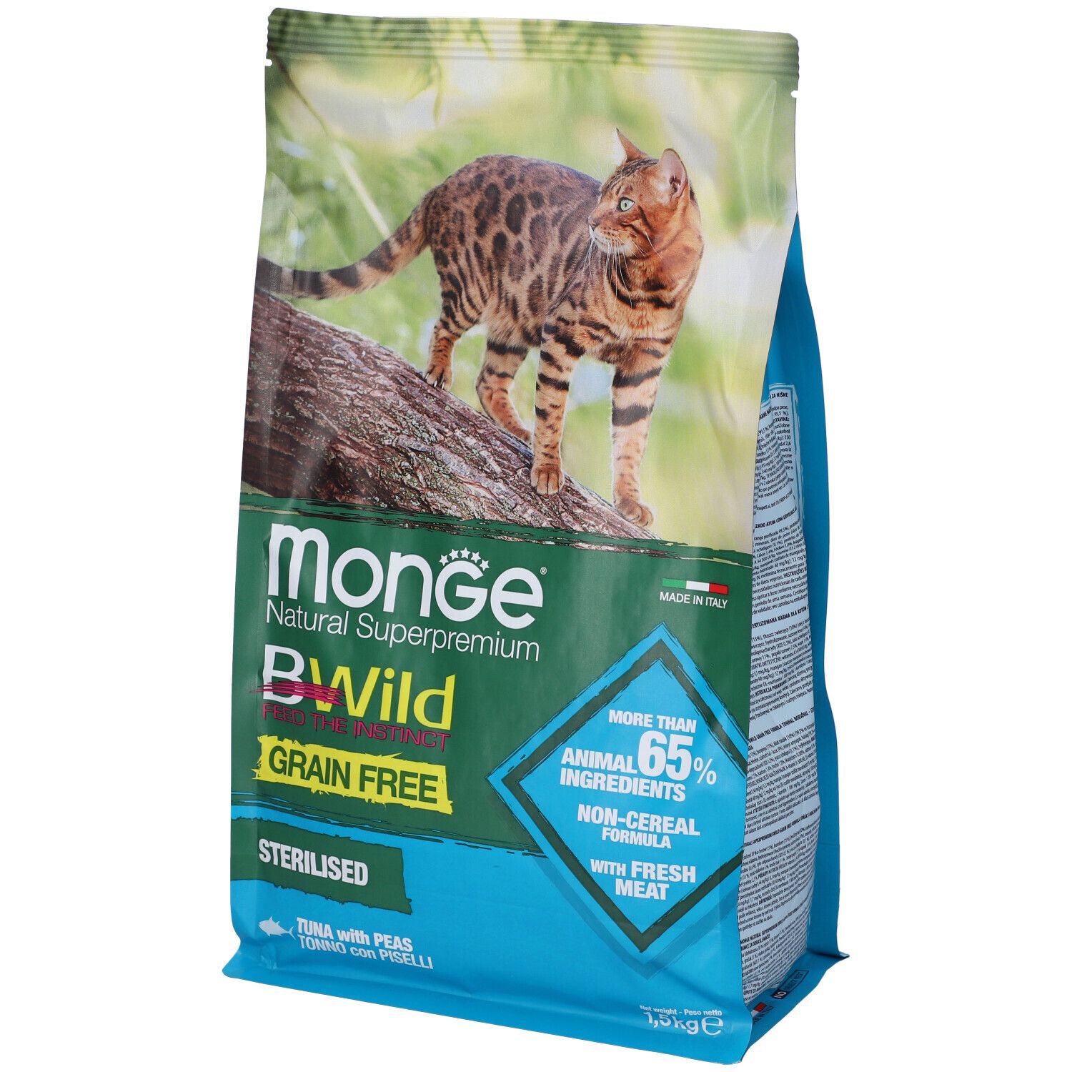 Sacchetto cibo per gatti Monge BWild. Grain free, sterilizzato. Con tonno e piselli. Immagine di un gatto.