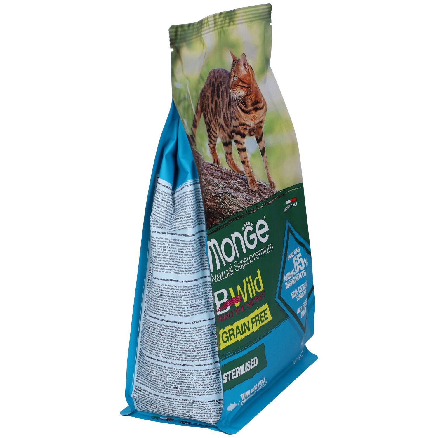 Vista laterale del sacchetto cibo per gatti Monge BWild. Grain free, sterilizzato. Immagine di un gatto sul sacchetto.