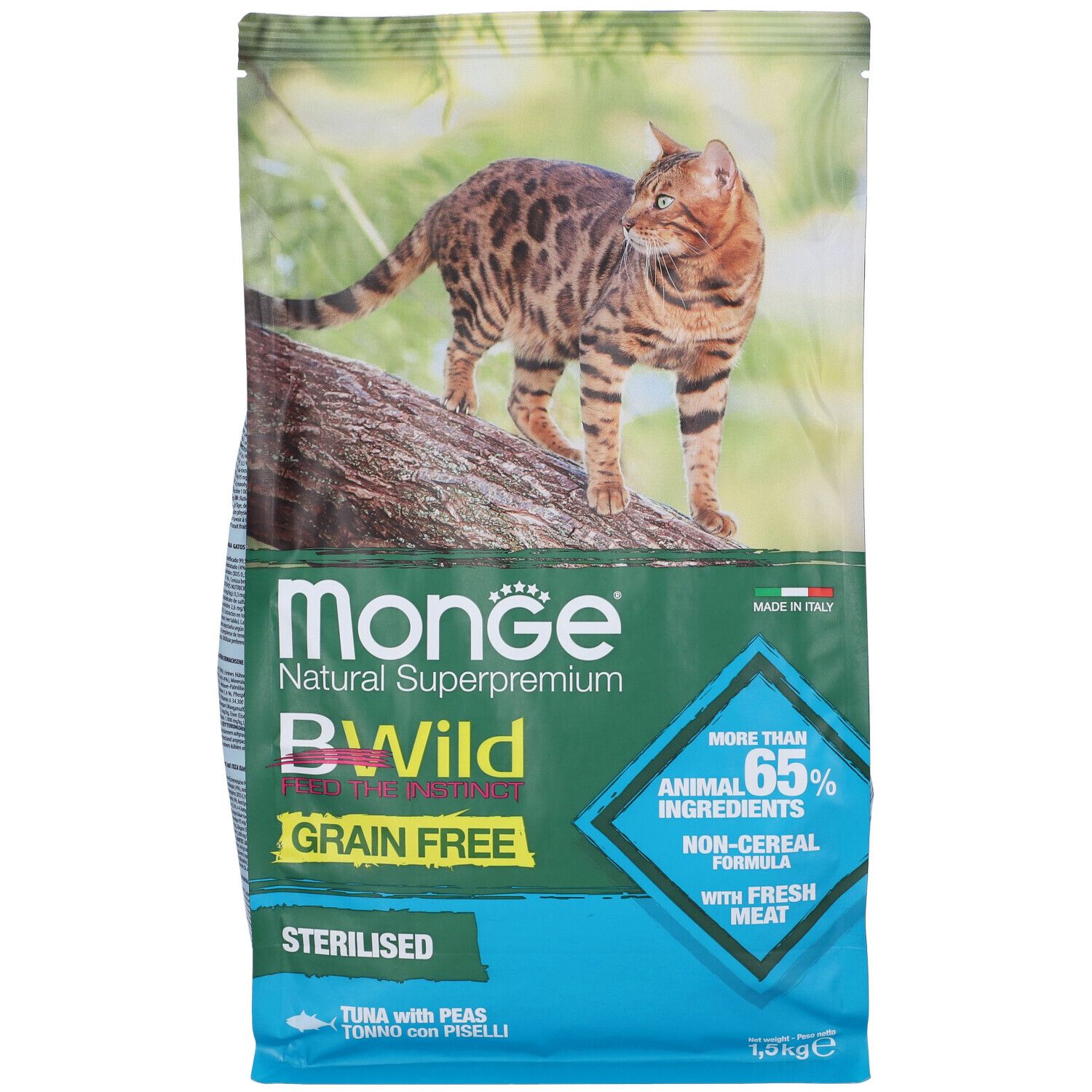 Sacchetto cibo per gatti Monge BWild. Grain free, sterilizzato. Con tonno e piselli. Immagine di un gatto.