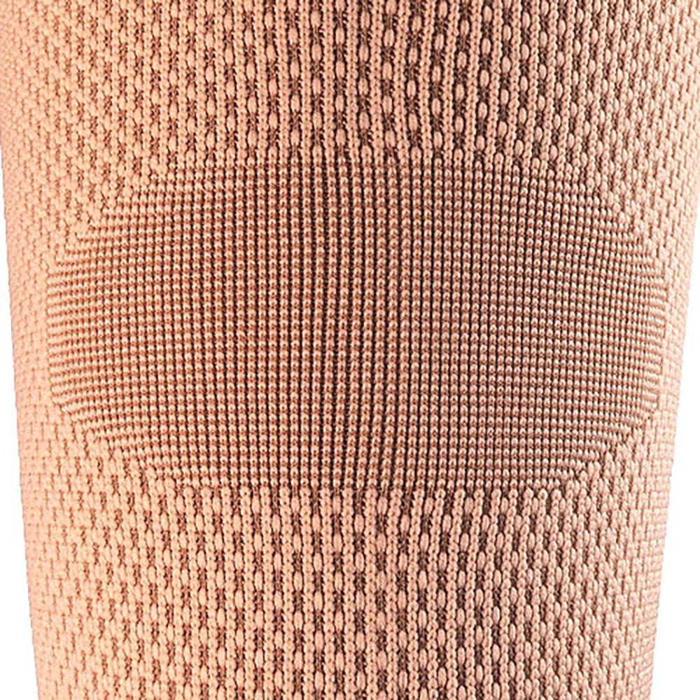 Primo piano di Actimove Ginocchiera. Beige, materiale a maglia con zona rinforzata sulla rotula.