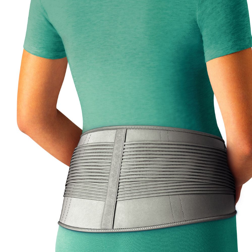 Actimove Everyday Supporto per Schiena. Supporto lombare grigio sul corpo. Persona da dietro.