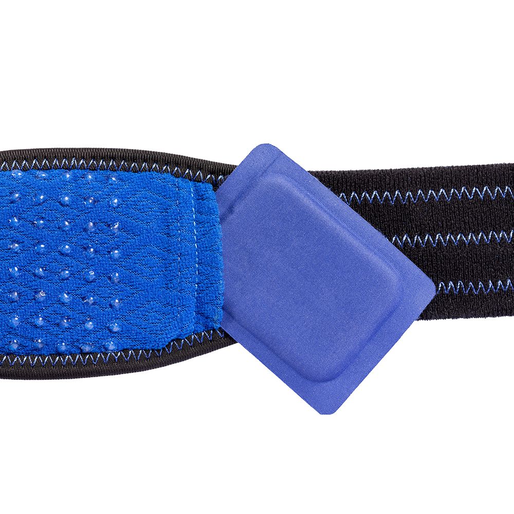 Primo piano della fascia per gomito Actimove. Cuscinetto blu e fascia nera con cuciture blu.
