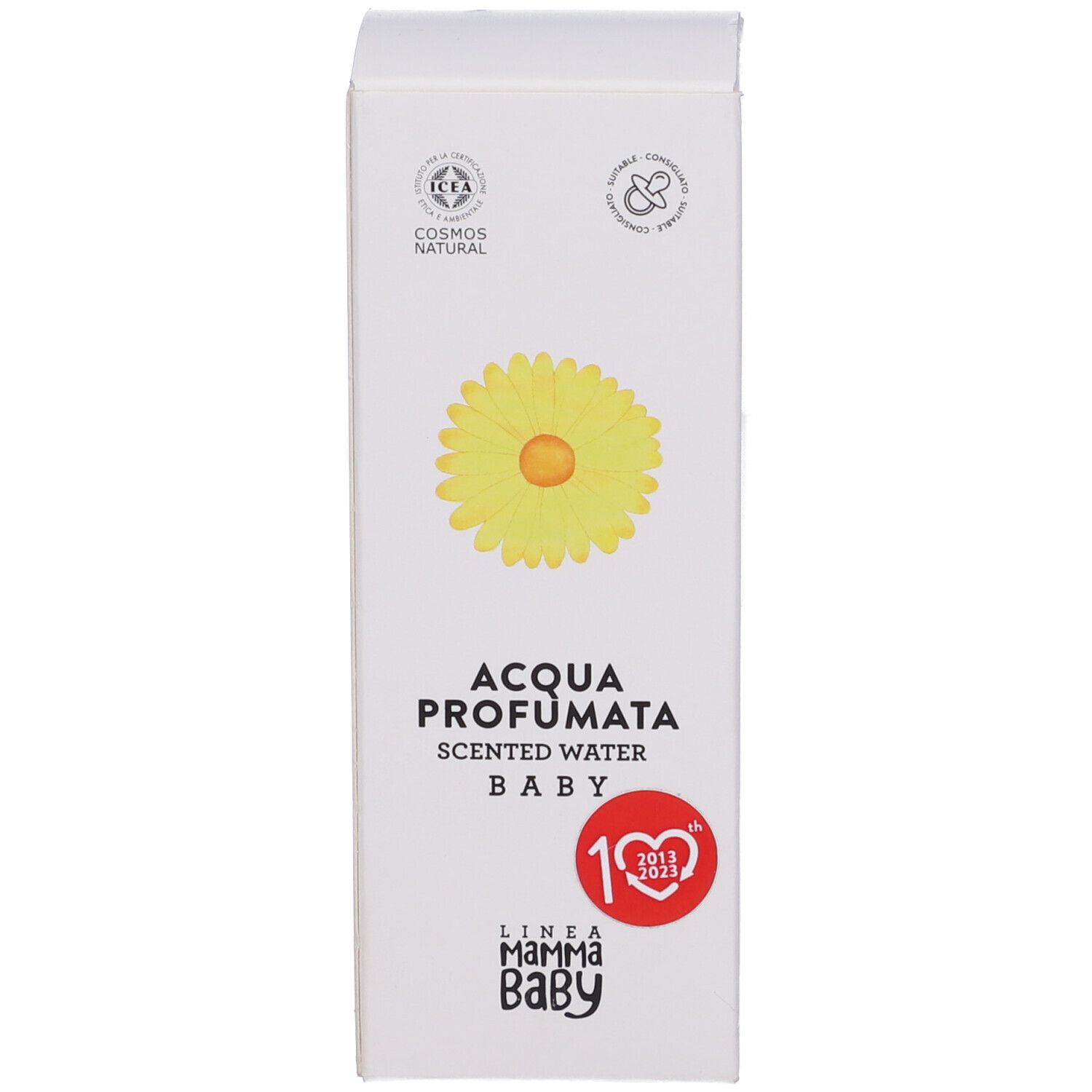 Scatola bianca con fiore giallo. Scritto: Acqua Profumata Baby. Loghi: Cosmos Natural, ICADA. Logo anniversario.