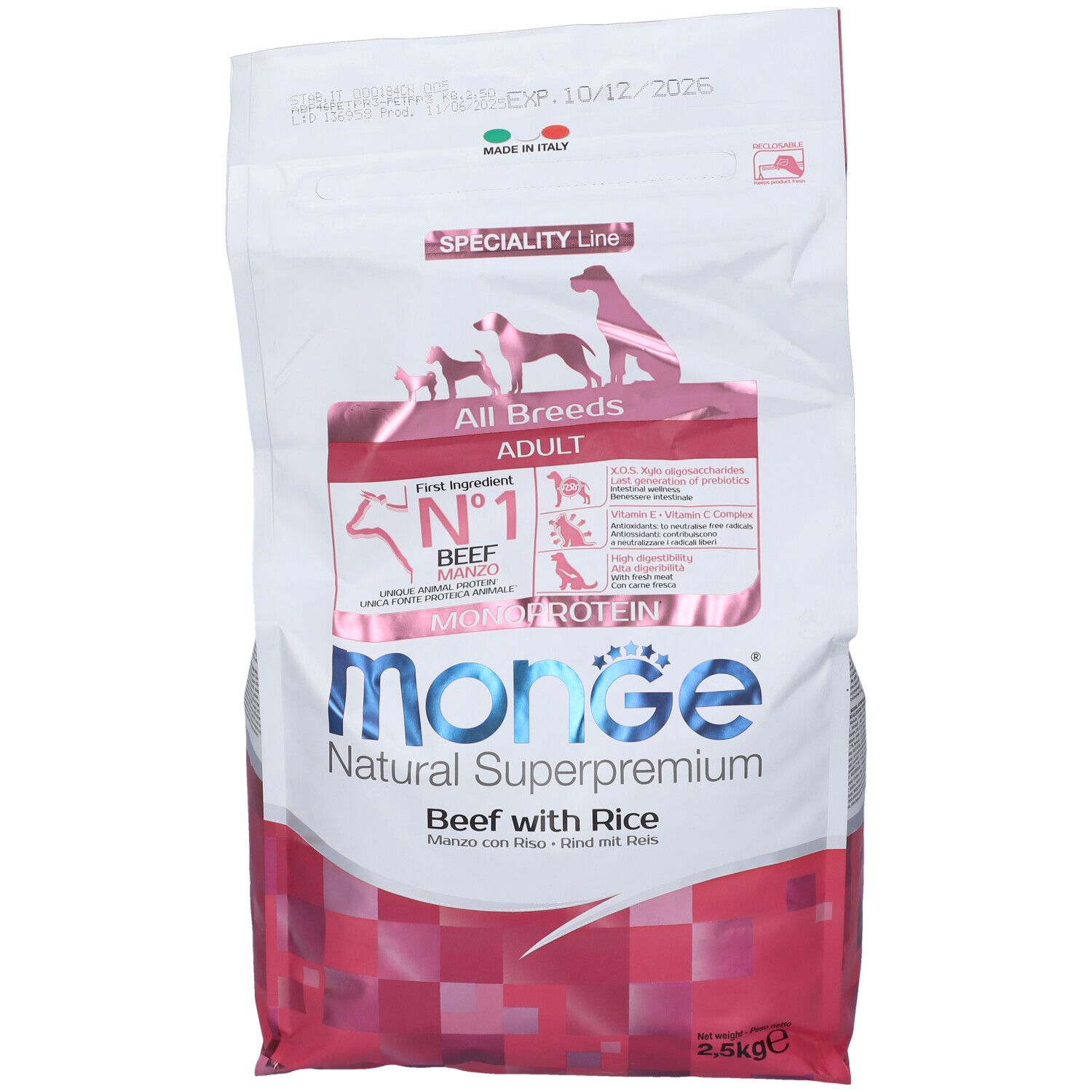 Sacchetto di cibo per cani Monge. Bianco e rosso. Scritta: Monge, Natural Superpremium, Beef with Rice, All Breeds Adult. 2,5 kg.