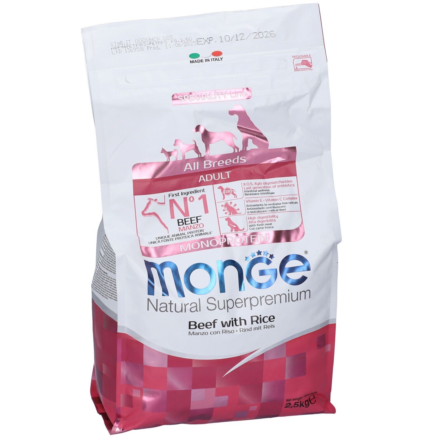 Sacchetto di cibo per cani Monge, in diagonale. Bianco e rosso. Scritta: Monge, Natural Superpremium, Beef with Rice, All Breeds Adult. 2,5 kg.