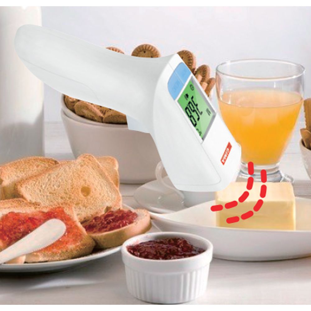 Termometro misura la temperatura del burro. Tavolo della colazione con toast e marmellata.