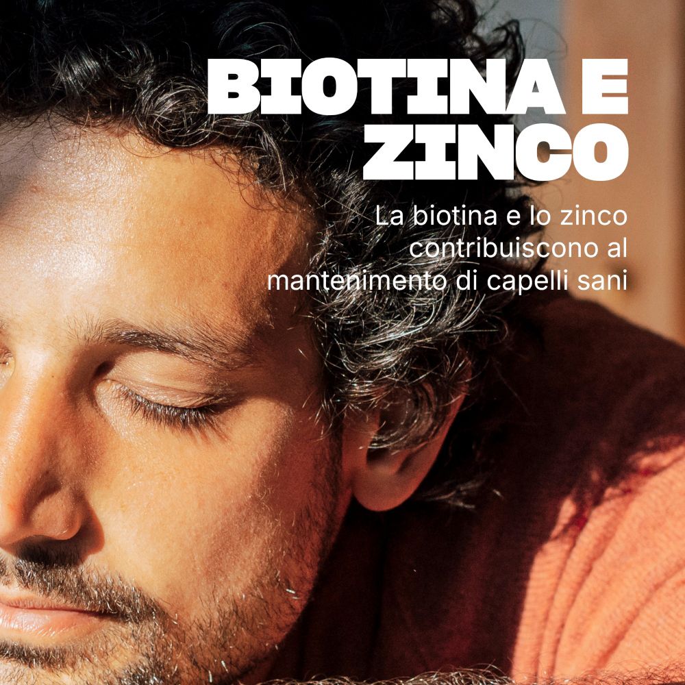 Primo piano di un uomo con gli occhi chiusi. Testo: Biotina e zinco. Testo sui capelli.