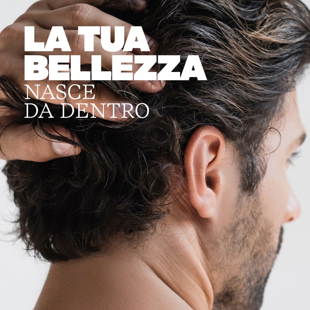 Primo piano di un uomo che si tiene i capelli. Testo: La tua bellezza nasce da dentro.