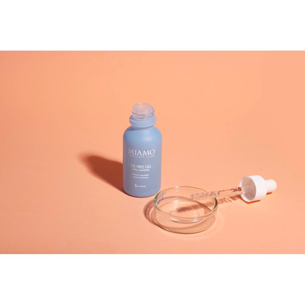 Flacone azzurro con tappo bianco e contagocce. Accanto, una capsula di vetro e una pipetta.