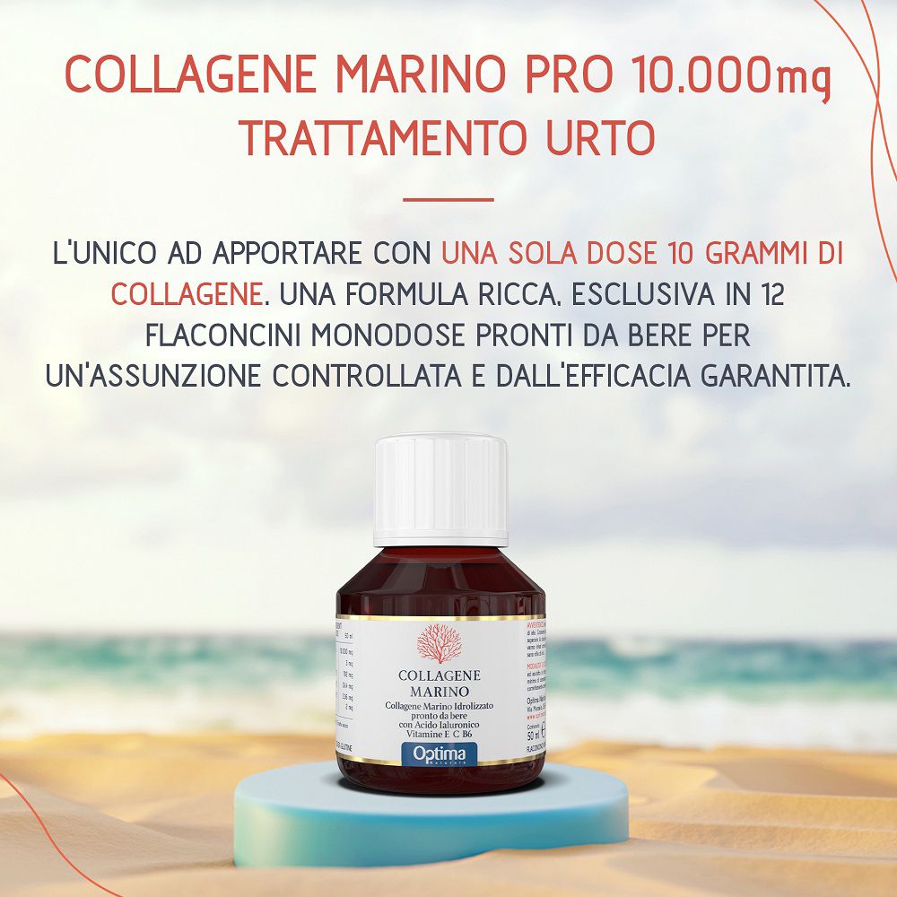 Un flaconcino di Collagene Marino Pro 10.000mg su un piedistallo blu in spiaggia.