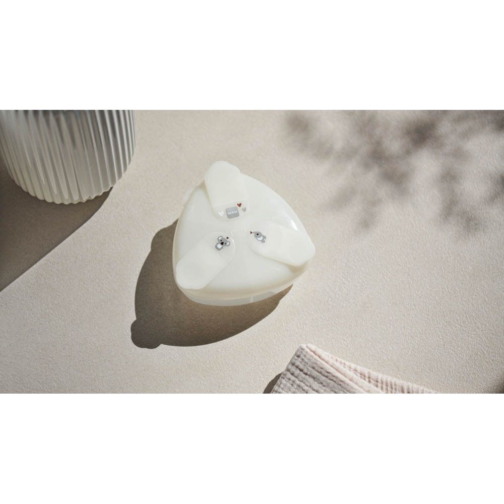 Contenitore triangolare bianco per latte in polvere con tre scomparti e chiusure argentate.
