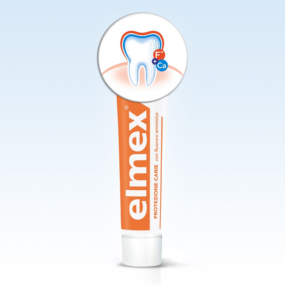 Tubo di dentifricio arancione con tappo bianco. Logo e nome del prodotto 'elmex' e 'Protezione Carie'.