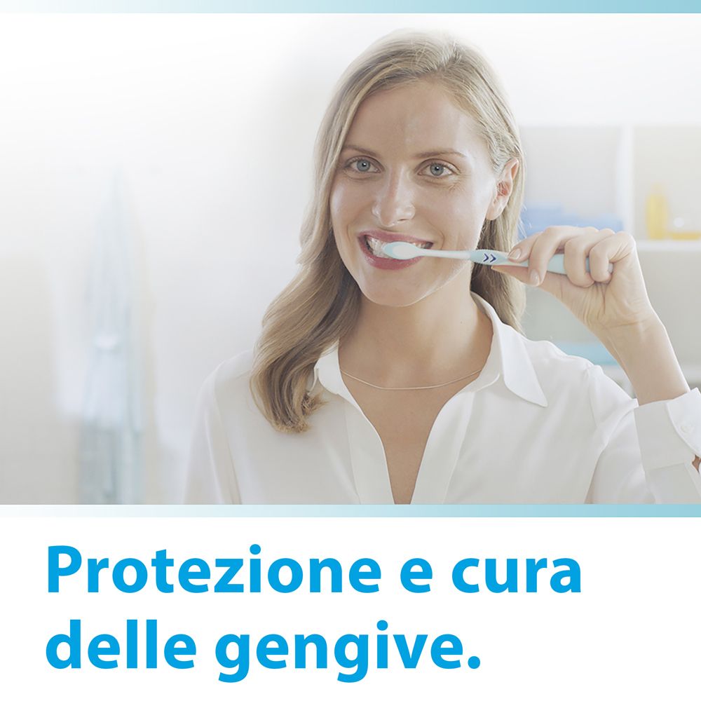 Donna che si lava i denti. Testo: Protezione e cura delle gengive.