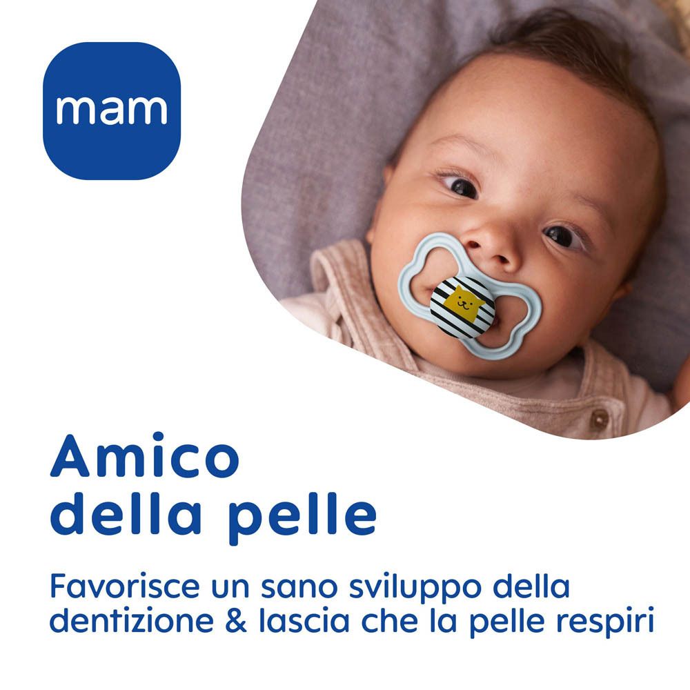 Un bambino con un ciuccio MAM blu a strisce con ape.