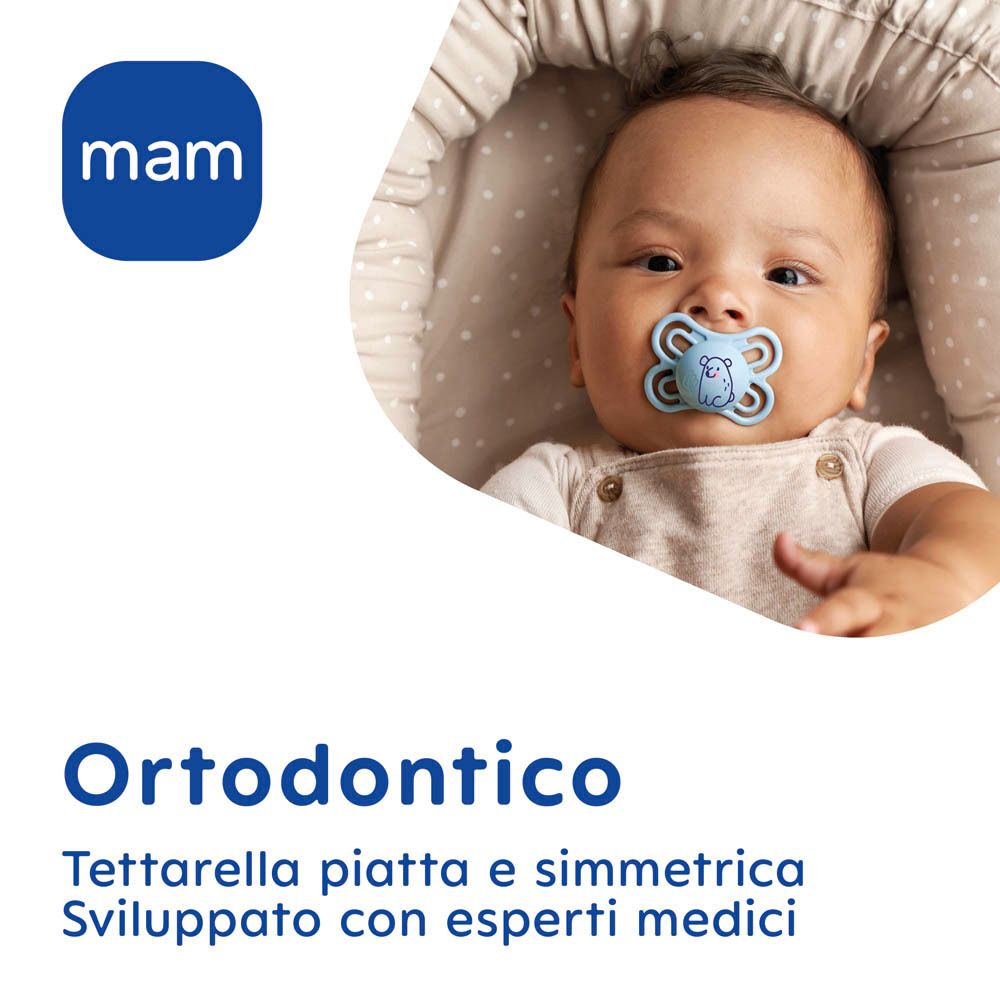 Bambino con succhietto MAM azzurro. "Ortodontico" con tettarella piatta e simmetrica.